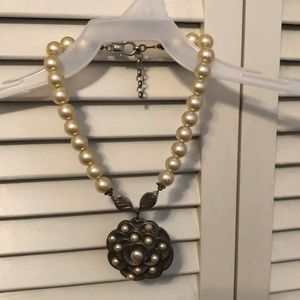Ladies pearl necklace